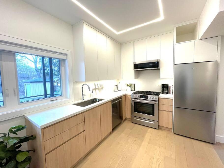 Modern Apartment Close To The Beach With Parking Toronto Exterior foto